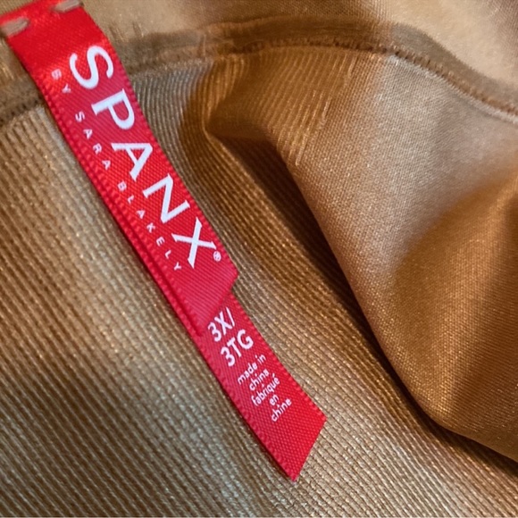 New! Spanx OnCore High-Waist Mid-Thigh Short - Picture 7 of 8